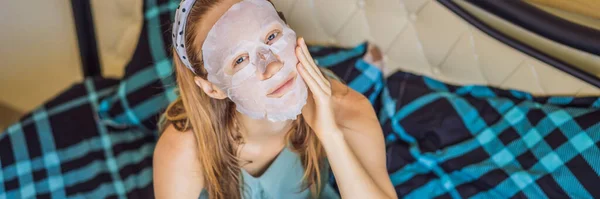 Joven mujer pelirroja haciendo mascarilla facial. Concepto de belleza y cuidado de la piel BANNER, FORMATO LARGO —  Fotos de Stock