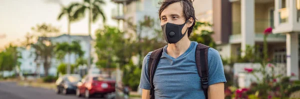 도시에 필터가 있는 검정 색 의료용 마스크가 유행하고 있습니다. 코로나 바이러스 2019-ncov 전염병 개념. 검은 마스크를 쓴 남자. 바이러스나 질병 이 유행할 때 눈을 표현하는 사람의 모습 — 스톡 사진