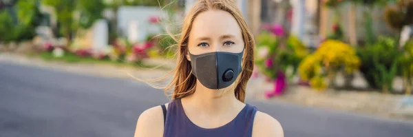 Modische schwarze medizinische Maske mit Filter in der Stadt. Coronavirus 2019-ncov epidemic concept. Frau in schwarzer medizinischer Maske. Porträt einer Frau mit ausdrucksstarken Augen während eines Virus oder einer Krankheit — Stockfoto