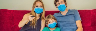 Coronavirus kilidi. Karantina COVID 19 salgını sırasında evde yalnız başına televizyon seyreden sıkıcı aile. Zorunlu tecrit ve kişisel tecrit önerileri aileleri evde kalmaya zorluyor