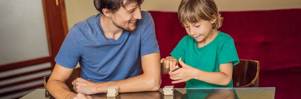 Glad familj spelar brädspel hemma BANNER, LONG FORMAT — Stockfoto