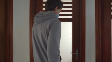 Adam dirseğiyle kapıyı açıyor. Koronavirüs salgını sırasında düzgün davranışlar. Hastalık önleme kavramı