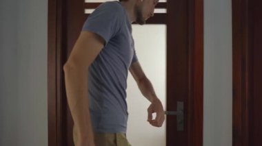 Adam dirseğiyle kapıyı açıyor. Koronavirüs salgını sırasında düzgün davranışlar. Hastalık önleme kavramı