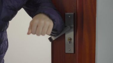 Kadın dirseğiyle kapıyı açıyor. Koronavirüs salgını sırasında düzgün davranışlar. Hastalık önleme kavramı