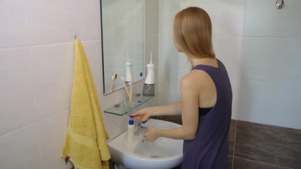 Jonge vrouw wast haar handen met een vloeibare zeep. — Stockvideo