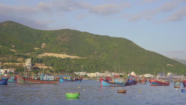 Viele große Fischerboote im Hafen in Asien. Konzept der Überfischung — Stockvideo