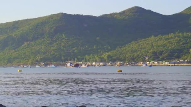 Большие рыбацкие лодки выходят из порта в Азии. Концепция перелова — стоковое видео