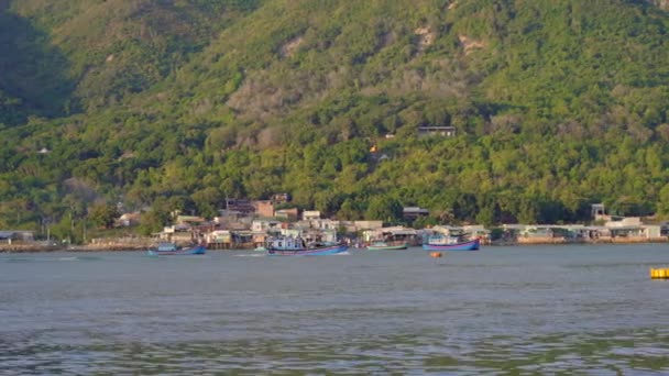 Grote vissersboten komen uit de haven in Azië. Begrip overbevissing — Stockvideo