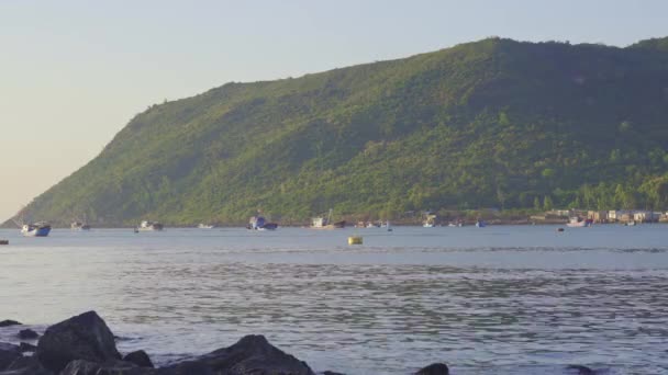 Grote vissersboten komen uit de haven in Azië. Begrip overbevissing — Stockvideo