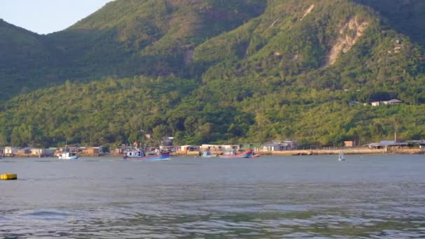 Stora fiskebåtar kommer ut ur hamnen i Asien. Överfiskning — Stockvideo