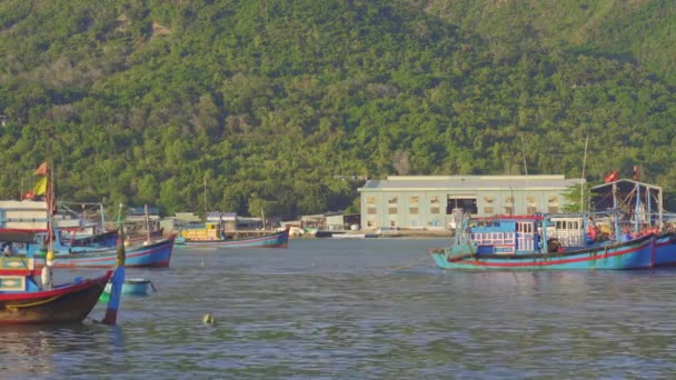 Große Fischerboote verlassen den Hafen in Asien. Konzept der Überfischung — Stockvideo