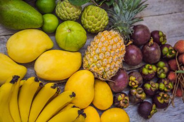 Tahta bir masada bir sürü meyve