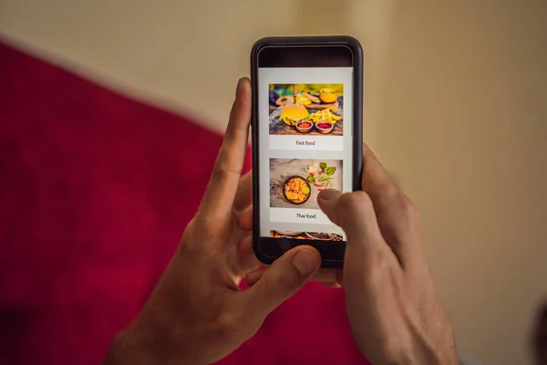 Man bestelt eten voor lunch online met smartphone — Stockfoto