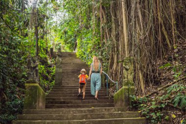 Coronavirus bitti. Karantina zayıfladı. Maskeni çıkar. Artık Ubud 'ın dar ve rahat sokaklarında yürüyebilirsin. Bali popüler bir turizm merkezidir. Bali 'ye seyahat. Birlikte seyahat etmek.