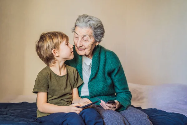 Il Coronavirus e 'finito. La quarantena si e 'indebolita. Togliti la maschera. Ora puoi incontrare la nonna. Vecchia donna e suo nipote . — Foto Stock