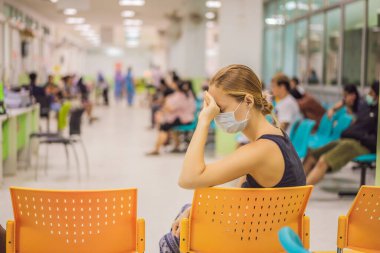 Coronavirus, hastane kovanında. Tıbbi maskeli kadın. Doktorlar Bekleme Odasında Hastalar.