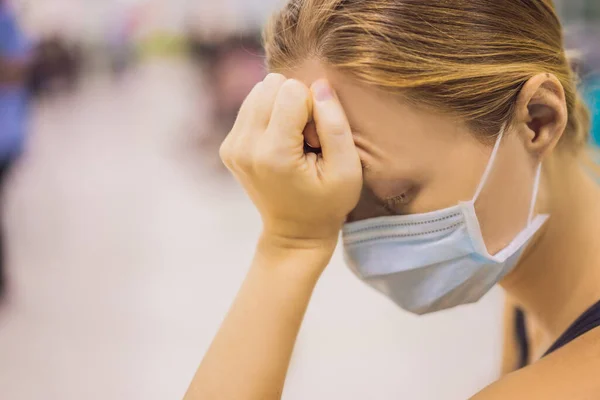 Coronavirus in het ziekenhuis covid 19. Vrouw met een medisch masker Patiënten in de wachtkamer — Stockfoto