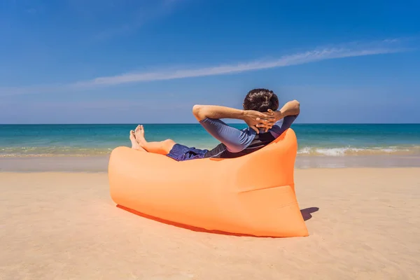 El coronavirus ha terminado. La cuarentena se debilitó. Quítate la máscara. Ahora puedes viajar. Hombre turista divertirse en la playa viendo los aviones de aterrizaje. Viajando en un concepto de avión. Espacio de texto. Isla — Foto de Stock