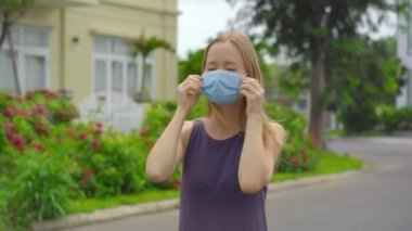 Karantina kavramı bitti. Kadın dışarıda maskesini çıkarıyor. Güvendeyiz. Coronavirus bitti. Biz kazandık. Artık karantina yok. Derin nefes al. Maskeni çıkar. Coronavirus bitti.