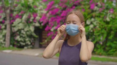 Karantina kavramı bitti. Kadın dışarıda maskesini çıkarıyor. Güvendeyiz. Coronavirus bitti. Biz kazandık. Artık karantina yok. Derin nefes al. Maskeni çıkar. Coronavirus bitti.