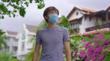 Karantina kavramı bitti. Adam sokakta tıbbi maskesini çıkarıyor. Güvendeyiz. Coronavirus bitti. Biz kazandık. Artık karantina yok. Derin nefes al. Maskeni çıkar. Coronavirus bitti.