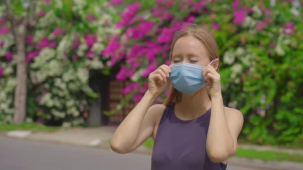 La cuarentena se acabó el concepto. Mujer quitándose la máscara al aire libre. Estamos a salvo. El Coronavirus terminó. Ganamos. No más cuarentena. Respira hondo. Quítate la máscara. El coronavirus ha terminado. — Vídeos de Stock