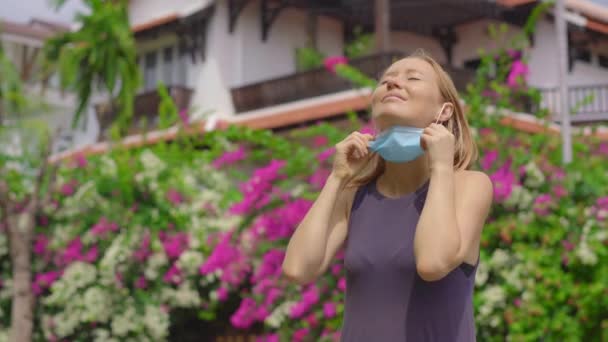 La cuarentena se acabó el concepto. Mujer quitándose la máscara al aire libre. Estamos a salvo. El Coronavirus terminó. Ganamos. No más cuarentena. Respira hondo. Quítate la máscara. El coronavirus ha terminado. — Vídeos de Stock