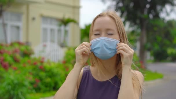 Koniec z kwarantanną. Kobieta zdejmująca maskę na zewnątrz. Jesteśmy bezpieczni. Koronawirus się skończył. Wygraliśmy. Koniec z kwarantanną. Oddychaj głęboko. Zdejmij maskę. Koronawirus się skończył. — Wideo stockowe