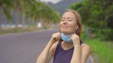 Karantina kavramı bitti. Kadın dışarıda maskesini çıkarıyor. Güvendeyiz. Coronavirus bitti. Biz kazandık. Artık karantina yok. Derin nefes al. Maskeni çıkar. Coronavirus bitti.
