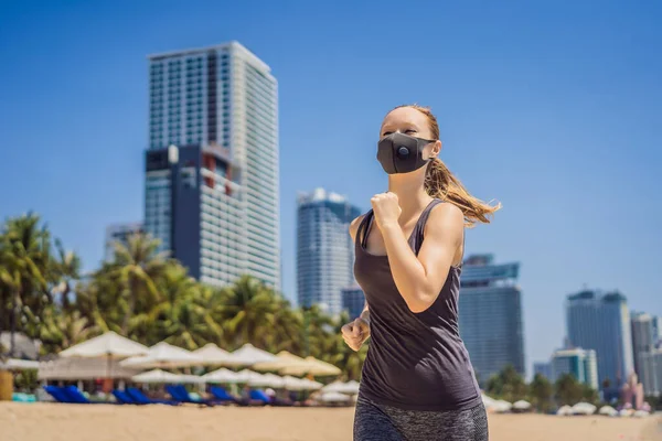 Läuferin mit medizinischer Maske. Laufen in der Stadt vor dem Hintergrund der Stadt. Coronavirus-Pandemie Covid-19. Sport, Aktives Leben in Quarantäne, chirurgischer Sterilisierungsschutz für Gesichtsmasken — Stockfoto