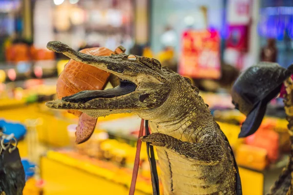 Krokodil sleutelhanger. Dierenmishandeling. Niet veganistische producten — Stockfoto