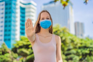 Korona virüsü salgınını durdurmak için karantinayı durdurun ki ekonomiyi ve işi ya da karantinayı yok etmesin. Sosyal mesafeyi koru ve evde kal.
