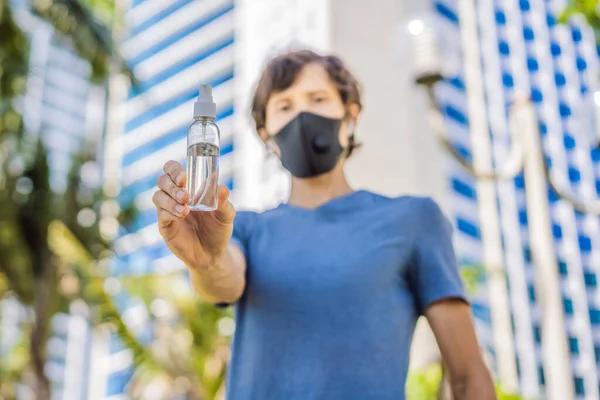 COVID-19 Pandemic Coronavirus, man hands using wash hand sanitizer gel dispenser, against Novel coronavirus 2019-nCoV or Wuhan coronavirus in city street. 방부제, 위생 및 건강 관리 — 스톡 사진