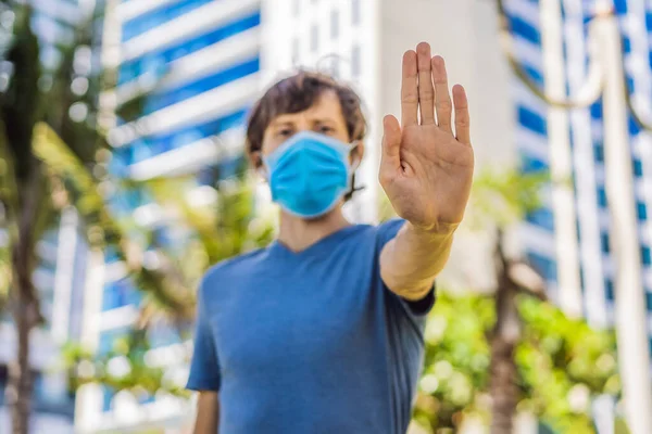 Pare de quarentena para não matar o negócio e a economia OU Quarentena para parar a epidemia do vírus corona. Mantenha o distanciamento social e fique em casa — Fotografia de Stock