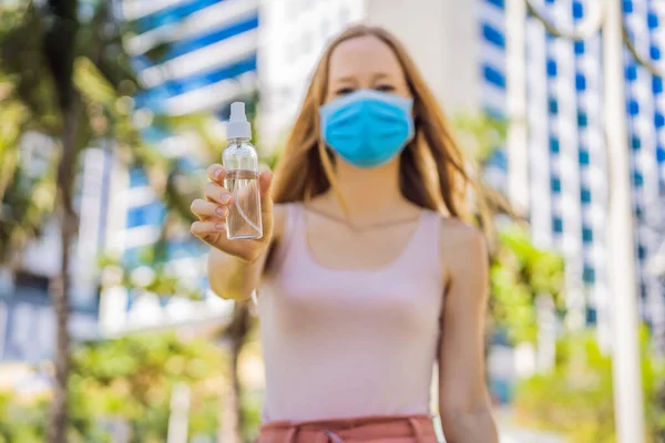 COVID-19 백신 코로나 바이러스. 손을 씻는 손을 사용하는 여성 sanitizer gel despenser, 도시 거리에서 Novel coronavirus 2019-nCoV 또는 Wuhan coronavirus 를 상대로. 방부제, 위생 및 건강 관리 — 스톡 사진