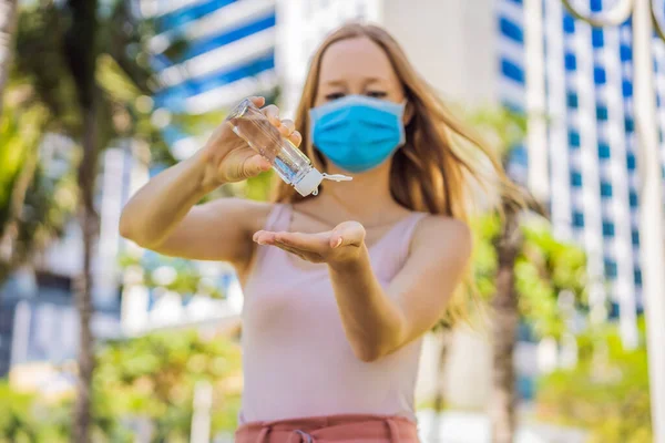 COVID-19 백신 코로나 바이러스. 손을 씻는 손을 사용하는 여성 sanitizer gel despenser, 도시 거리에서 Novel coronavirus 2019-nCoV 또는 Wuhan coronavirus 를 상대로. 방부제, 위생 및 건강 관리 — 스톡 사진