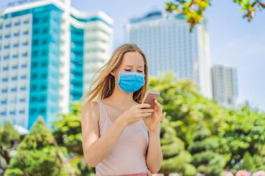 Yapay zeka ve sinirsel ağlar kullanılarak tıbbi maskede yüz tanıma. Biyometrik tarama yüz kimliği. Tanıma Sistemi vasıtasıyla Kişinin Kimliği. Çokgen Kablo Konsepti