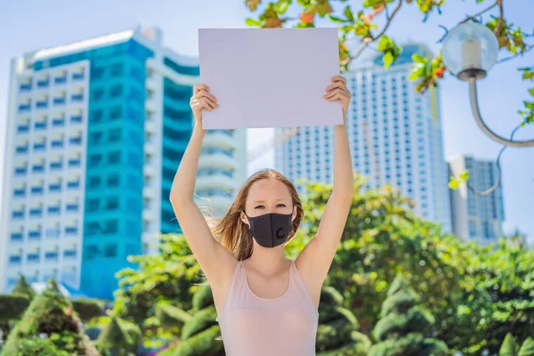 Frau in medizinischer Maske verhindert Coronavirus-Krankheit hält ein Plakat für kostenlose Aufschriften. COPY SPACE — Stockfoto