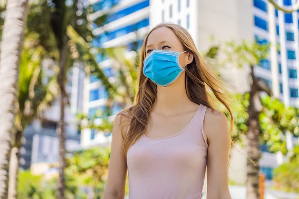 Higiénikus maszkot viselő nők, hogy megakadályozzák a Coronavirus covid 19. Maszkos emberek A Novel Corona vírus kitörése. levegőszennyezés, környezettudatosság — Stock Fotó