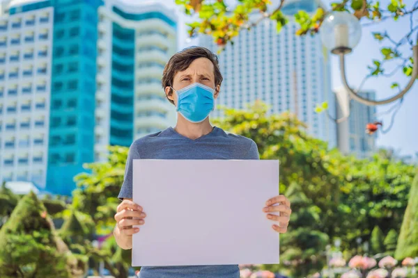 Az orvosi maszkos férfi megakadályozza, hogy a koronavírus betegség ingyenes feliratokat tartalmazzon. COPY szóköz — Stock Fotó