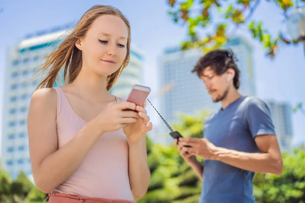 Contact tracing app COVID-19 pandemic Coronavirus Mobile Application - people wearing face mask using smart phone App in City Street to Aid Contact Tracing in Response to the 2019-20 Coronavirus — Stock Photo, Image