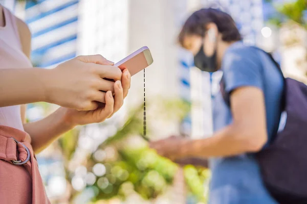 Contact tracing app COVID-19 pandemie Coronavirus Mobile Application - mensen met gezichtsmasker met behulp van smartphone App in City Street om te helpen Contact Tracing in Response to the 2019-20 Coronavirus — Stockfoto