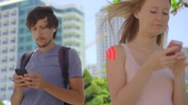 COVID-19 salgınıyla başa çıkmak için iletişim izleme uygulaması kavramı. Akıllı telefonlar sahiplerinin sosyal bağlantıları hakkında bilgi alışverişinde bulunurlar