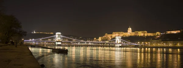 Budapest, a vár és a Lánchíd — Stock Fotó