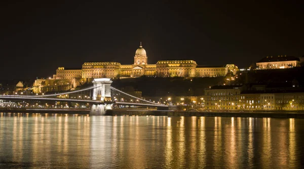 Budapest, a vár és a Lánchíd — Stock Fotó