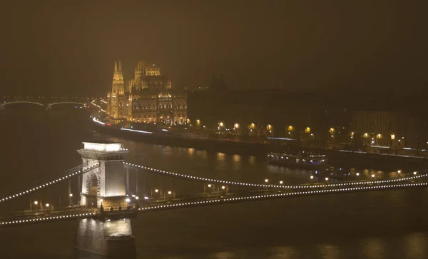 Budapest az éjszakában, a Parlament és a Duna — Stock Fotó