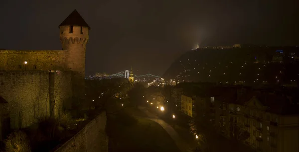 A torony a vár a budapesti és a hegyre — Stock Fotó