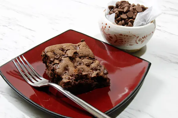 Шоколадные пирожные с шоколадной крошкой — стоковое фото