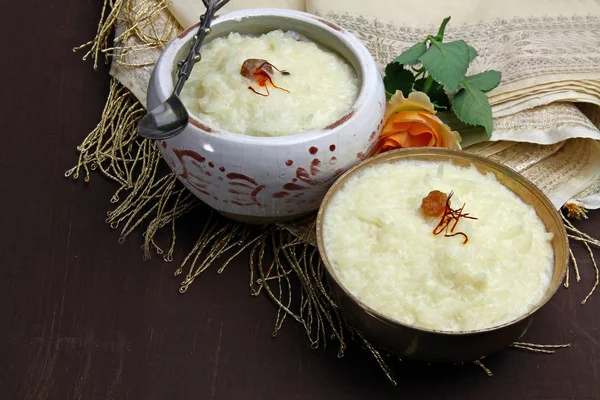 Tatlı pirinç kheer veya puding