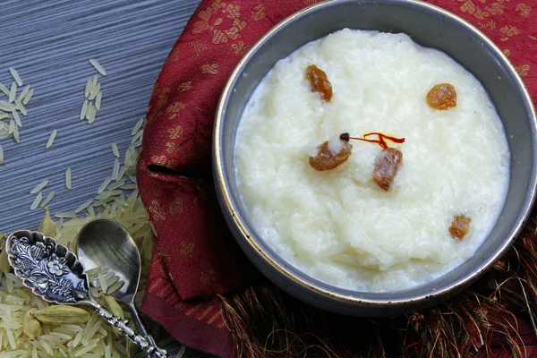 Tatlı pirinç kheer veya puding